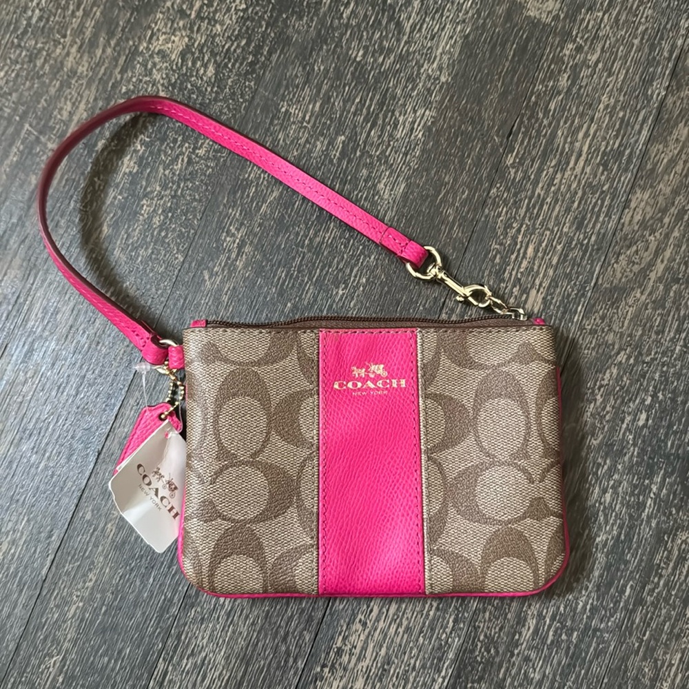 Coach signature zip wristlet
Coach Signature PVC LTH CRN Zip Wristlet